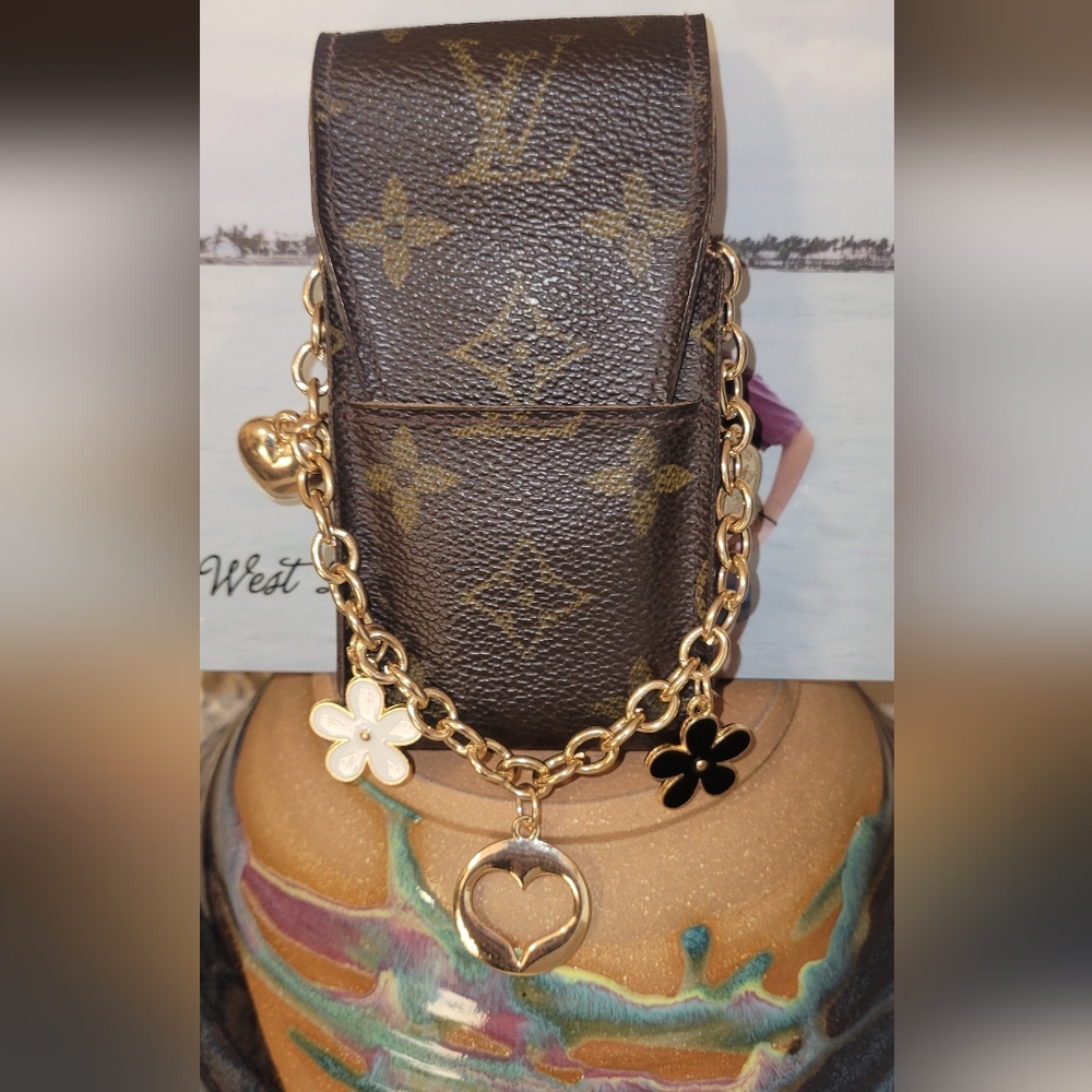 Women's Louis Vuitton Small Pouch with a cute added chain💗